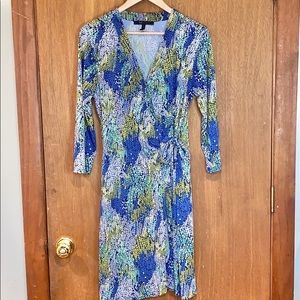 🌿 BCBGMaxAzria patterned wrap dress size large